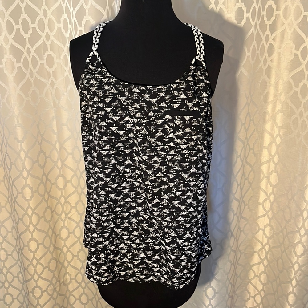 Jessica Simpson women’s sleeveless top with pocket. Black and White size M